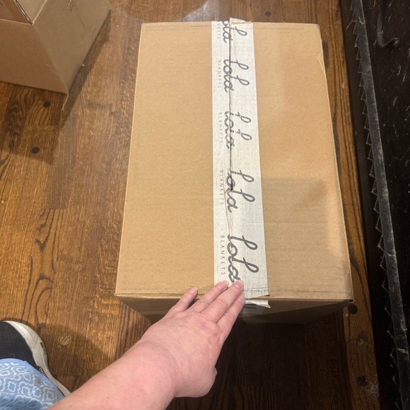 Lola Blankets/Plush Faux Fur Blanket/Throw/Size L/Tan/Cream/NEW! SEALED/NIB! - Picture 16 of 16